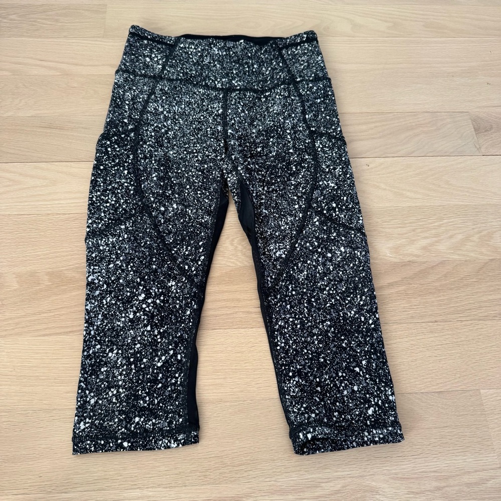 Lululemon Athletica Outrun 17" Crop Leggings Splatter White Black / Black Capri